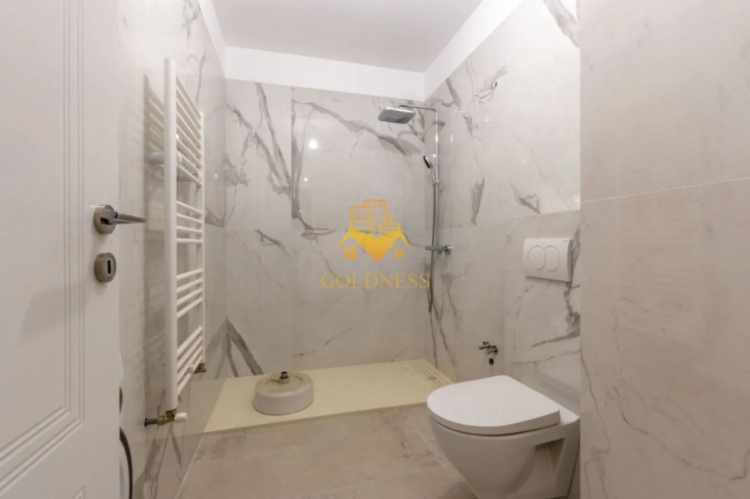 2 camere, premium, garaj, bloc nou, AC, Plopilor Zona Parcul Rozelor - GOLDNESS Imobiliare vă propune spre închiriere un apartament cu 2 camere complet mobilat și utilat, la etajul 5 într-un imobil de 10 etaje, în Cartierul Plopilor.
Se poate inchiria parcare subterana cu 100 euro !
Se află în apropierea stațiilor de transport în comun, magazine, restaurante, spații verzi, farmacii, etc. 

Apartamentul este compartimentat astfel:
 - dormitor cu pat matrimonial, dressing, noptiere
 - living cu bucatarie open space complet utilată și mobilată, canapea extensibilă, loc de servit masa 
 - baie cu cabina de dus, calorifer port prosop și dulap pentru depozitare.
 - terasa de 11 mp.

Imobilul este dotat cu toate cele necesare- centrală proprie, frigider, aragaz, hotă, mașină de spălat haine, masina de spalat vase, etc. 

Dacă sunteți interesați de acest apartament și doriți să îl vizionați, dar și pentru alte oferte nu ezitați să ne contactați telefonic sau prin e-mail. Vă stăm la dispoziție!
Pentru intermediere se percepe un comision de 50% din prețul chiriei!