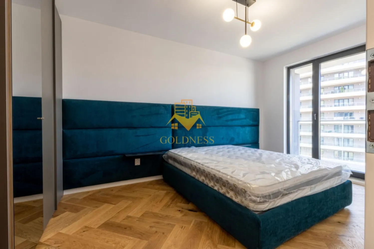 2 camere, premium, garaj, bloc nou, AC, Plopilor Zona Parcul Rozelor - GOLDNESS Imobiliare vă propune spre închiriere un apartament cu 2 camere complet mobilat și utilat, la etajul 5 într-un imobil de 10 etaje, în Cartierul Plopilor.
Se poate inchiria parcare subterana cu 100 euro !
Se află în apropierea stațiilor de transport în comun, magazine, restaurante, spații verzi, farmacii, etc. 

Apartamentul este compartimentat astfel:
 - dormitor cu pat matrimonial, dressing, noptiere
 - living cu bucatarie open space complet utilată și mobilată, canapea extensibilă, loc de servit masa 
 - baie cu cabina de dus, calorifer port prosop și dulap pentru depozitare.
 - terasa de 11 mp.

Imobilul este dotat cu toate cele necesare- centrală proprie, frigider, aragaz, hotă, mașină de spălat haine, masina de spalat vase, etc. 

Dacă sunteți interesați de acest apartament și doriți să îl vizionați, dar și pentru alte oferte nu ezitați să ne contactați telefonic sau prin e-mail. Vă stăm la dispoziție!
Pentru intermediere se percepe un comision de 50% din prețul chiriei!