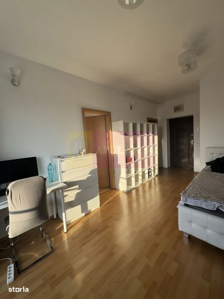 Garsonieră cu balcon Complexul Rasarit de Soare, Titan - Agentia Imobiliara Apulum 94, va ofera
De vânzare garsonieră deosebita, situată în complexul rezidențial Răsărit de Soare (Titan), ideală atât pentru locuit, cât și pentru investiție (~350-400 euro lunar pentru chirie).
Suprafață totală: 33 mpEtaj: 11/11 (view superb asupra orașului)
An construcție: 2009 Stare: foarte puțin locuită
Garsoniera este luminoasă, orientată spre vest, ceea ce oferă lumină naturală pe tot parcursul zilei și costuri reduse la încălzire (caloriferele sunt folosite la minim iarna). 
A fost aleasă special pentru priveliștea panoramică asupra orașului.
Se vinde complet mobilată și utilată, exact ca în fotografii: aer condiționat, mașină de spălat, frigider, TV, pat + mobilier complet, dressing generos
Compartimentare eficientă: sufragerie spațioasă, bucătărie separată, baie, hol, debara/dressing, balcon
Localizare & facilitățiShopping & servicii: supermarketuri (Lidl, Kaufland, Mega Image) la câteva minute, centre comerciale și galerii comerciale în apropiereTransport: stații STB la 2-3 minute, metrou 1 Decembrie 1918 / Titan / Costin Georgian la ~7-10 minute
Relaxare: Parcul IOR (Titan) și Parcul Teilor în apropiereLifestyle: sală fitness cu piscină în zonă, restaurante, cafenele, terase
Educație & sănătate: școli, grădinițe și clinici în apropiere
Avantaje cheie: vedere panoramică (etaj superior), foarte luminos și călduros iarna, complet mobilat – te poți muta imediat, ideal pentru locuit sau închiriere rapidă, dressing (rar la garsoniere)