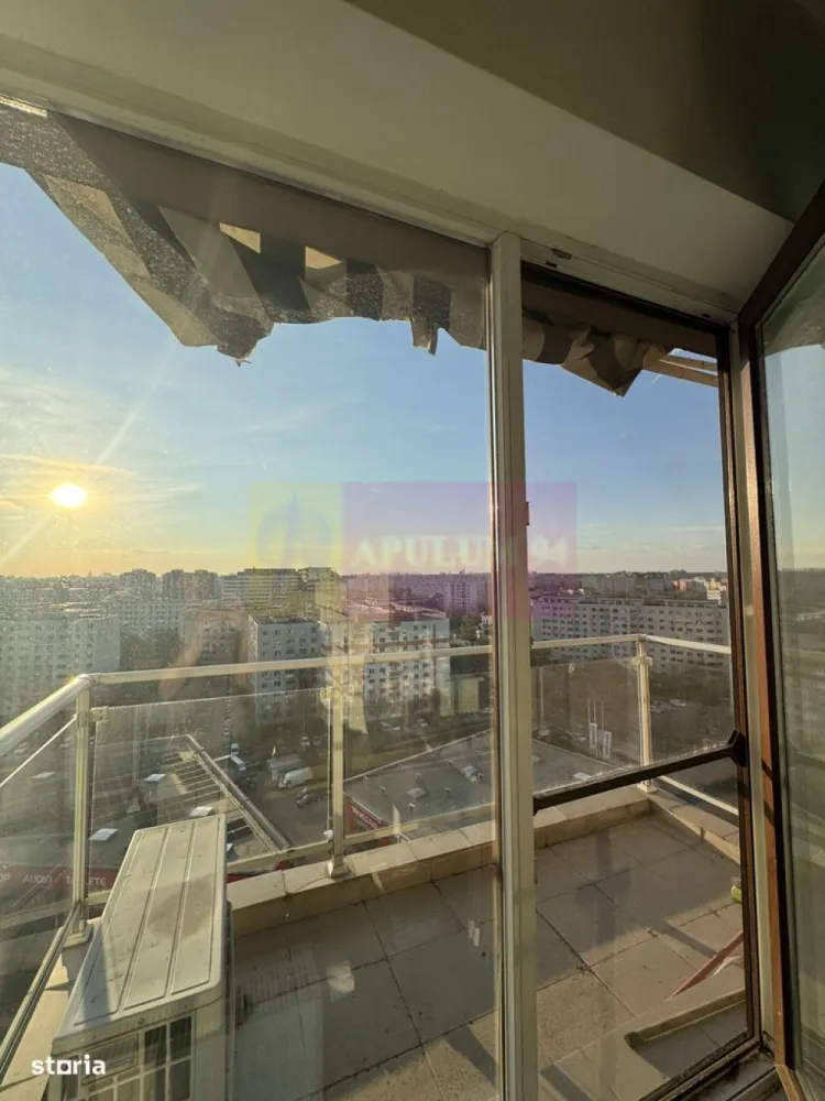 Garsonieră cu balcon Complexul Rasarit de Soare, Titan - Agentia Imobiliara Apulum 94, va ofera
De vânzare garsonieră deosebita, situată în complexul rezidențial Răsărit de Soare (Titan), ideală atât pentru locuit, cât și pentru investiție (~350-400 euro lunar pentru chirie).
Suprafață totală: 33 mpEtaj: 11/11 (view superb asupra orașului)
An construcție: 2009 Stare: foarte puțin locuită
Garsoniera este luminoasă, orientată spre vest, ceea ce oferă lumină naturală pe tot parcursul zilei și costuri reduse la încălzire (caloriferele sunt folosite la minim iarna). 
A fost aleasă special pentru priveliștea panoramică asupra orașului.
Se vinde complet mobilată și utilată, exact ca în fotografii: aer condiționat, mașină de spălat, frigider, TV, pat + mobilier complet, dressing generos
Compartimentare eficientă: sufragerie spațioasă, bucătărie separată, baie, hol, debara/dressing, balcon
Localizare & facilitățiShopping & servicii: supermarketuri (Lidl, Kaufland, Mega Image) la câteva minute, centre comerciale și galerii comerciale în apropiereTransport: stații STB la 2-3 minute, metrou 1 Decembrie 1918 / Titan / Costin Georgian la ~7-10 minute
Relaxare: Parcul IOR (Titan) și Parcul Teilor în apropiereLifestyle: sală fitness cu piscină în zonă, restaurante, cafenele, terase
Educație & sănătate: școli, grădinițe și clinici în apropiere
Avantaje cheie: vedere panoramică (etaj superior), foarte luminos și călduros iarna, complet mobilat – te poți muta imediat, ideal pentru locuit sau închiriere rapidă, dressing (rar la garsoniere)