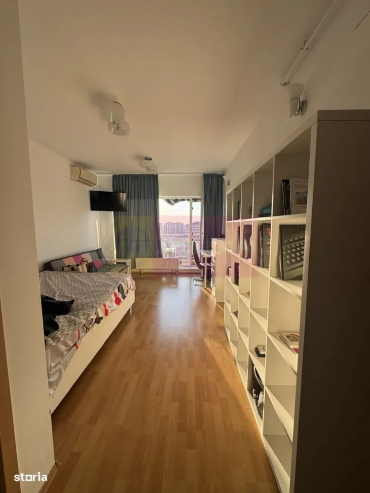 Garsonieră cu balcon Complexul Rasarit de Soare, Titan - Agentia Imobiliara Apulum 94, va ofera
De vânzare garsonieră deosebita, situată în complexul rezidențial Răsărit de Soare (Titan), ideală atât pentru locuit, cât și pentru investiție (~350-400 euro lunar pentru chirie).
Suprafață totală: 33 mpEtaj: 11/11 (view superb asupra orașului)
An construcție: 2009 Stare: foarte puțin locuită
Garsoniera este luminoasă, orientată spre vest, ceea ce oferă lumină naturală pe tot parcursul zilei și costuri reduse la încălzire (caloriferele sunt folosite la minim iarna). 
A fost aleasă special pentru priveliștea panoramică asupra orașului.
Se vinde complet mobilată și utilată, exact ca în fotografii: aer condiționat, mașină de spălat, frigider, TV, pat + mobilier complet, dressing generos
Compartimentare eficientă: sufragerie spațioasă, bucătărie separată, baie, hol, debara/dressing, balcon
Localizare & facilitățiShopping & servicii: supermarketuri (Lidl, Kaufland, Mega Image) la câteva minute, centre comerciale și galerii comerciale în apropiereTransport: stații STB la 2-3 minute, metrou 1 Decembrie 1918 / Titan / Costin Georgian la ~7-10 minute
Relaxare: Parcul IOR (Titan) și Parcul Teilor în apropiereLifestyle: sală fitness cu piscină în zonă, restaurante, cafenele, terase
Educație & sănătate: școli, grădinițe și clinici în apropiere
Avantaje cheie: vedere panoramică (etaj superior), foarte luminos și călduros iarna, complet mobilat – te poți muta imediat, ideal pentru locuit sau închiriere rapidă, dressing (rar la garsoniere)