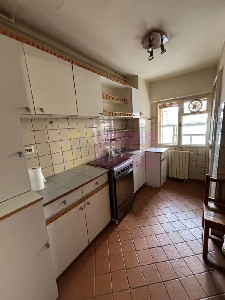 Apartament 3 camere Decebal stradal - Va oferim spre vanzare un apartament central pe bd Decebal, cu 3 camere, situat la etajul 8/9, cu o suprafață de 78 mp și o compartimentare decomandată. Interiorul este luminos si spatios. Imobilul are 2 balcoane și 2 bai. Bloc construit în anul 1995.
Apartamentul necesita renovare, liftul urca pana la etajul 8, iar deasupra se afla un etaj locuit. 
Scara este curata si luminoasa.
Pentru detalii si vizionari contactati agentul Dona Camelia 0733683461.