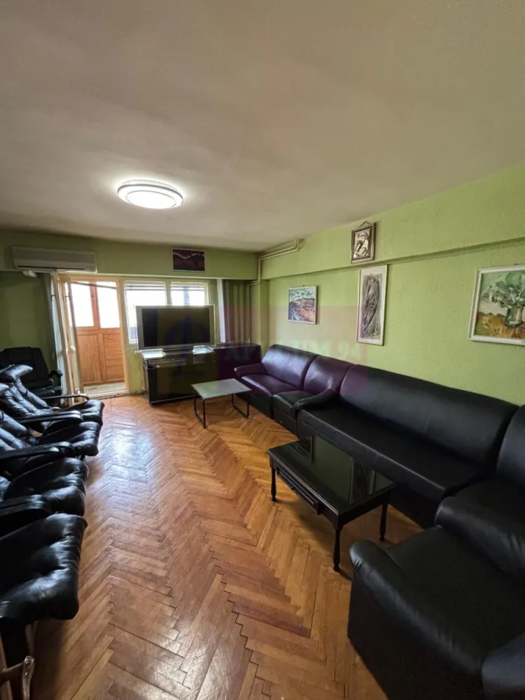 Apartament 3 camere Decebal stradal - Va oferim spre vanzare un apartament central pe bd Decebal, cu 3 camere, situat la etajul 8/9, cu o suprafață de 78 mp și o compartimentare decomandată. Interiorul este luminos si spatios. Imobilul are 2 balcoane și 2 bai. Bloc construit în anul 1995.
Apartamentul necesita renovare, liftul urca pana la etajul 8, iar deasupra se afla un etaj locuit. 
Scara este curata si luminoasa.
Pentru detalii si vizionari contactati agentul Dona Camelia 0733683461.