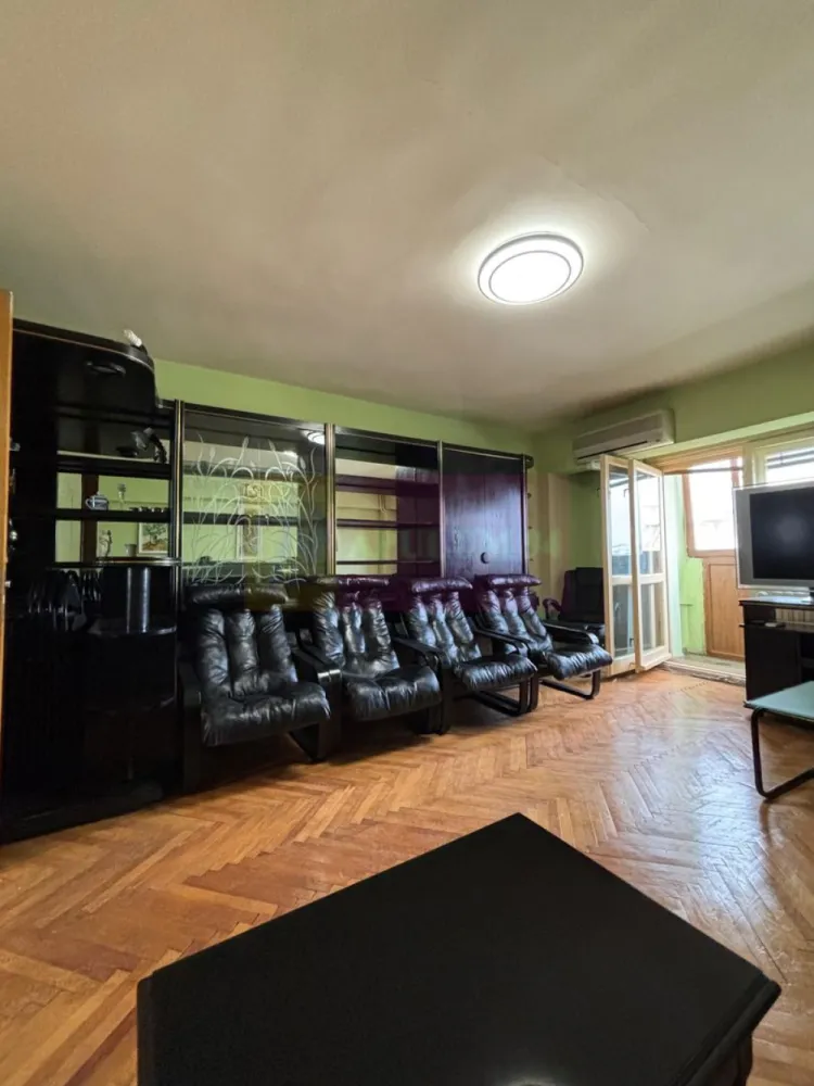 Apartament 3 camere Decebal stradal - Va oferim spre vanzare un apartament central pe bd Decebal, cu 3 camere, situat la etajul 8/9, cu o suprafață de 78 mp și o compartimentare decomandată. Interiorul este luminos si spatios. Imobilul are 2 balcoane și 2 bai. Bloc construit în anul 1995.
Apartamentul necesita renovare, liftul urca pana la etajul 8, iar deasupra se afla un etaj locuit. 
Scara este curata si luminoasa.
Pentru detalii si vizionari contactati agentul Dona Camelia 0733683461.