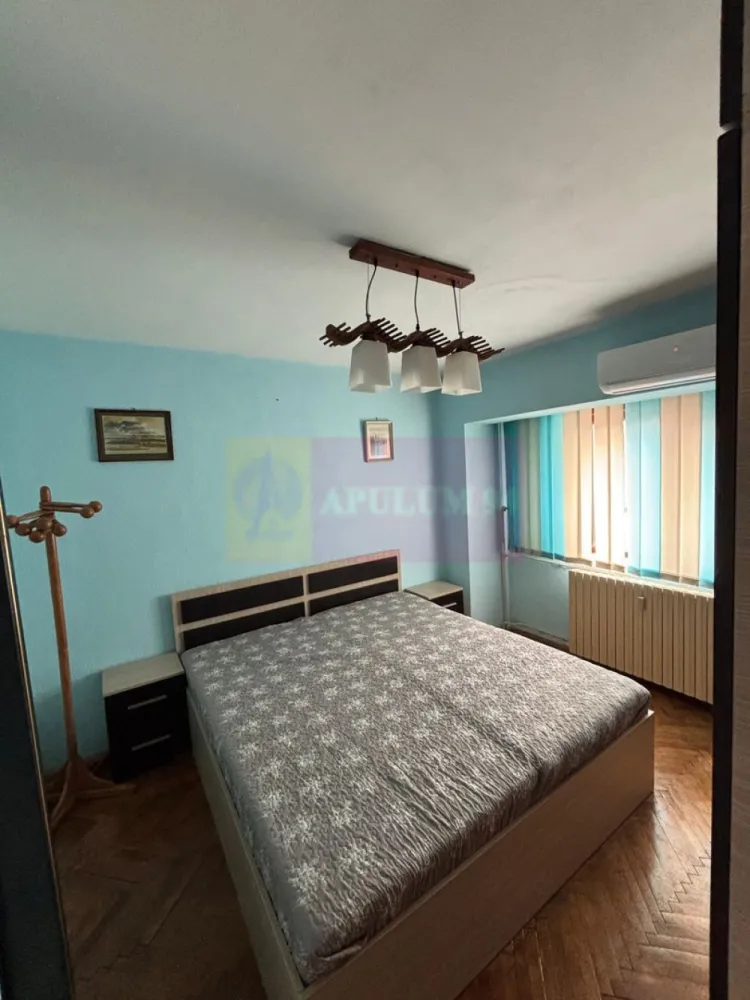 Apartament 3 camere Decebal stradal - Va oferim spre vanzare un apartament central pe bd Decebal, cu 3 camere, situat la etajul 8/9, cu o suprafață de 78 mp și o compartimentare decomandată. Interiorul este luminos si spatios. Imobilul are 2 balcoane și 2 bai. Bloc construit în anul 1995.
Apartamentul necesita renovare, liftul urca pana la etajul 8, iar deasupra se afla un etaj locuit. 
Scara este curata si luminoasa.
Pentru detalii si vizionari contactati agentul Dona Camelia 0733683461.