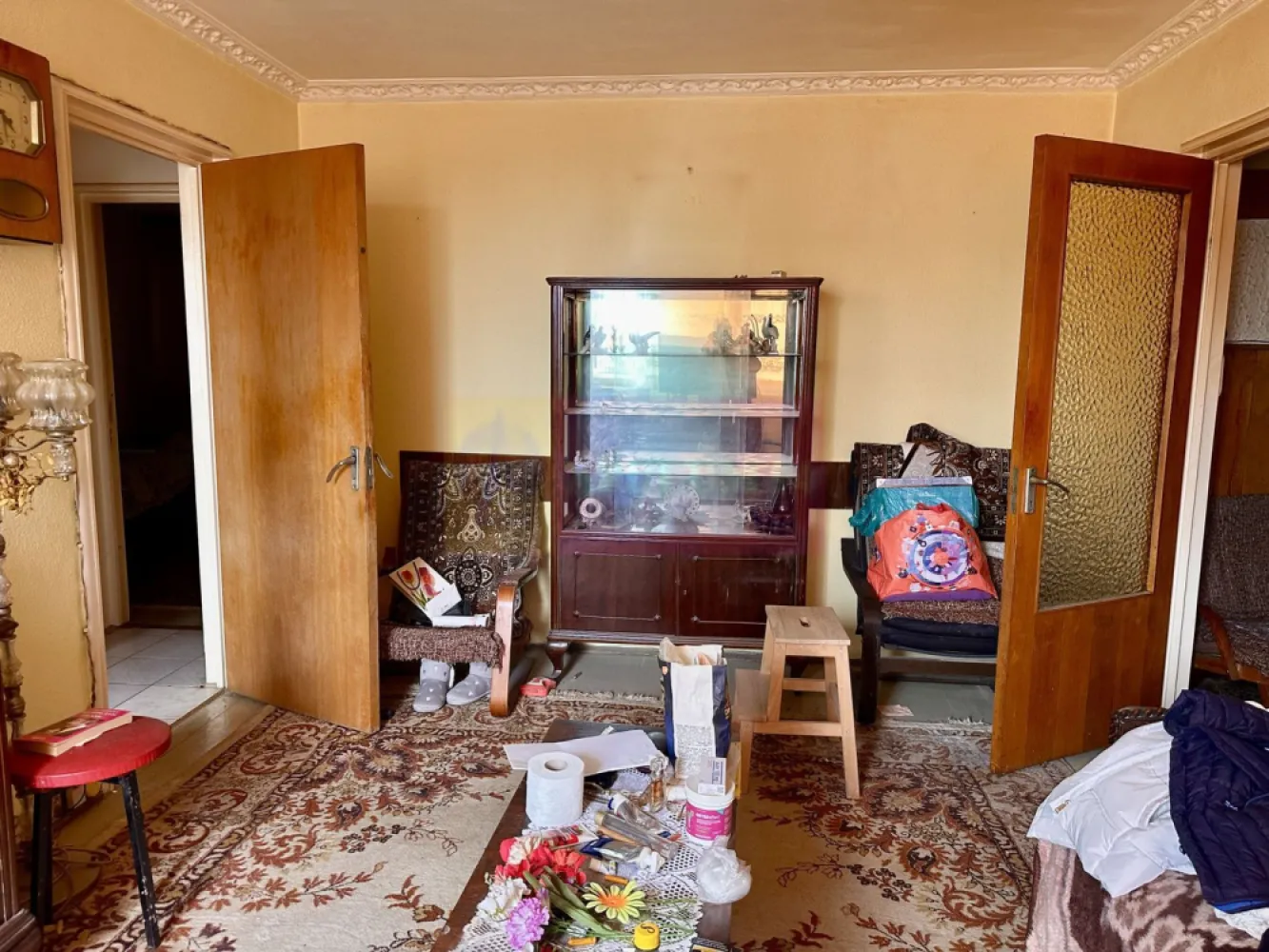 Apartament 3 camere Rahova-Piata - Compania imobiliara Apulum94 va propune un apartament de 3 camere situat in zona Piata Rahova intr-un bloc de 4 etaje ,confort 1 semidecomandat. Apartamentul este la etajul 3/4, blocul este anvelopat si este construit in anul 1971.Suprafata utila a apartamentului este de 60 mp,suprafata totala ( cu balcon) de 63 mp .Apartamentul necesita renovare si se vinde exact cum este prezentat in poze.
 Pentru mai multe detalii sau o eventuala vizionare a apartamentului va rog sunati la numarul de telefon 0733683454-Dorin Dinu / Apulum94.