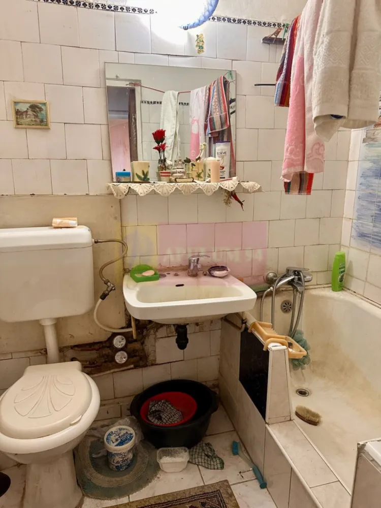Apartament 3 camere Rahova-Piata - Compania imobiliara Apulum94 va propune un apartament de 3 camere situat in zona Piata Rahova intr-un bloc de 4 etaje ,confort 1 semidecomandat. Apartamentul este la etajul 3/4, blocul este anvelopat si este construit in anul 1971.Suprafata utila a apartamentului este de 60 mp,suprafata totala ( cu balcon) de 63 mp .Apartamentul necesita renovare si se vinde exact cum este prezentat in poze.
 Pentru mai multe detalii sau o eventuala vizionare a apartamentului va rog sunati la numarul de telefon 0733683454-Dorin Dinu / Apulum94.