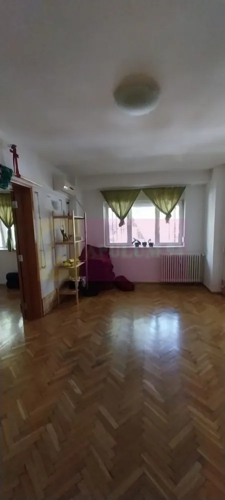 Apartament 4 camere Piata Muncii - Va oferim spre vanzare un apartament de 4 camere la parter/8, decomandat, confort 1, in zona Piata Muncii, adiacent, blocul este recent anvelopat termic, are 3 aparate climatizare, cu 2 grupuri sanitare, cu o suprafata utila de 97 mp. In proximitate se afla Parcarea Subterana de pe bd Decebal. Mijloace de transport : Metroul Piata Muncii magistrala M2 , Autobuz, Tramvai. 
Apartamentul este pretabil pentru locuinta sau firma.
Pentru detalii si vizionari contactati Dona Camelia 0733683461