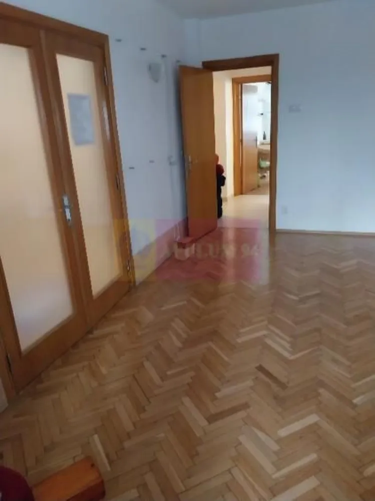 Apartament 4 camere Piata Muncii - Va oferim spre vanzare un apartament de 4 camere la parter/8, decomandat, confort 1, in zona Piata Muncii, adiacent, blocul este recent anvelopat termic, are 3 aparate climatizare, cu 2 grupuri sanitare, cu o suprafata utila de 97 mp. In proximitate se afla Parcarea Subterana de pe bd Decebal. Mijloace de transport : Metroul Piata Muncii magistrala M2 , Autobuz, Tramvai. 
Apartamentul este pretabil pentru locuinta sau firma.
Pentru detalii si vizionari contactati Dona Camelia 0733683461