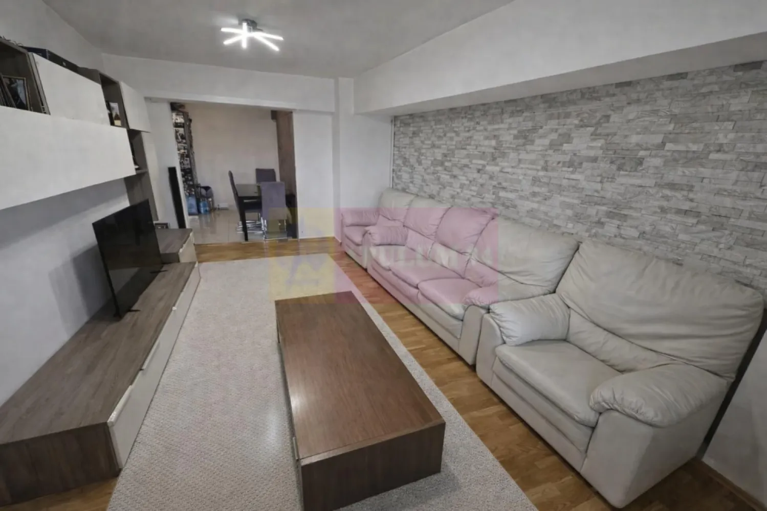 Alba Iulia, 3 camere, stradal - Va oferim spre vanzare un apartaemnt de 3 camere in rondul Alba Iulia, etajul 4/10, decomandat, renovat, mobilat si utilat complet, si cu vederea si pe fata si pe spate. Dispune de 2 grupuri sanitare si doua balcoane.
Pentru detalii si vizionari contactati agentul Dona Camelia 0733683461.