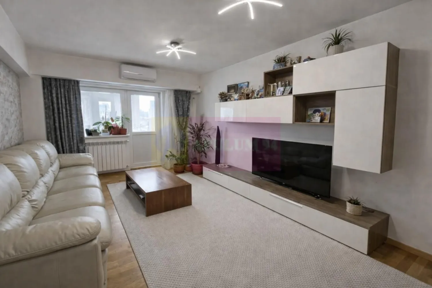 Alba Iulia, 3 camere, stradal - Va oferim spre vanzare un apartaemnt de 3 camere in rondul Alba Iulia, etajul 4/10, decomandat, renovat, mobilat si utilat complet, si cu vederea si pe fata si pe spate. Dispune de 2 grupuri sanitare si doua balcoane.
Pentru detalii si vizionari contactati agentul Dona Camelia 0733683461.