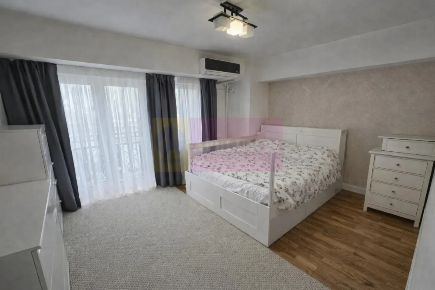 Alba Iulia, 3 camere, stradal - Va oferim spre vanzare un apartaemnt de 3 camere in rondul Alba Iulia, etajul 4/10, decomandat, renovat, mobilat si utilat complet, si cu vederea si pe fata si pe spate. Dispune de 2 grupuri sanitare si doua balcoane.
Pentru detalii si vizionari contactati agentul Dona Camelia 0733683461.
