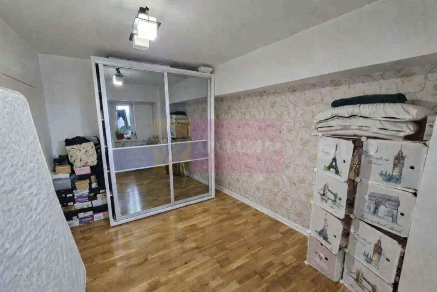 Alba Iulia, 3 camere, stradal - Va oferim spre vanzare un apartaemnt de 3 camere in rondul Alba Iulia, etajul 4/10, decomandat, renovat, mobilat si utilat complet, si cu vederea si pe fata si pe spate. Dispune de 2 grupuri sanitare si doua balcoane.
Pentru detalii si vizionari contactati agentul Dona Camelia 0733683461.