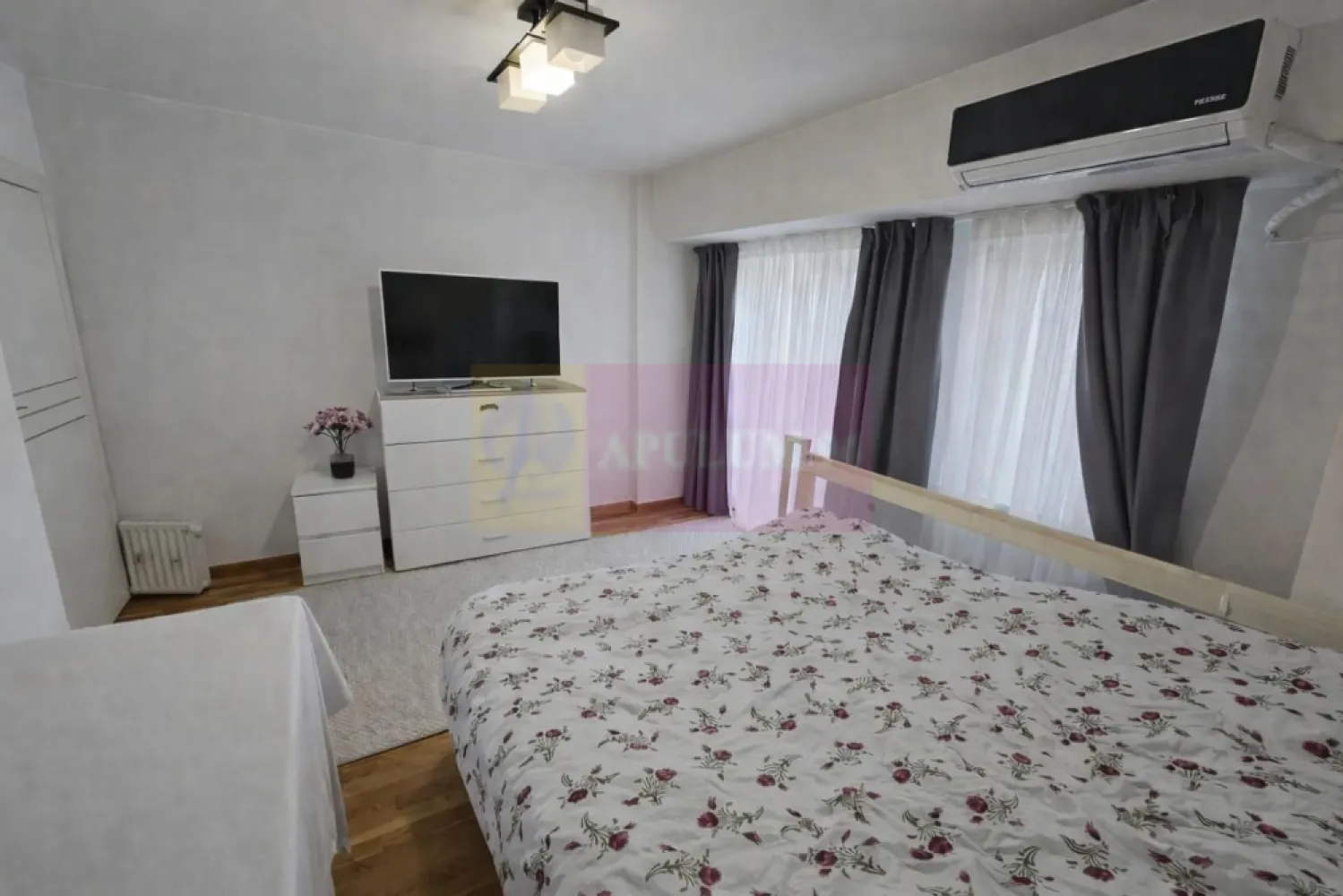 Alba Iulia, 3 camere, stradal - Va oferim spre vanzare un apartaemnt de 3 camere in rondul Alba Iulia, etajul 4/10, decomandat, renovat, mobilat si utilat complet, si cu vederea si pe fata si pe spate. Dispune de 2 grupuri sanitare si doua balcoane.
Pentru detalii si vizionari contactati agentul Dona Camelia 0733683461.