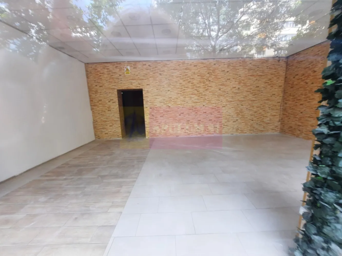 Spatiu comercial pe Calea Calarasilor - Va oferim spre inchiriere un spatiu comercial in zona Calea Calarasi, la parter de bloc, in suprafata de 121mp, cu expunere stradala avand vitrina de 10ml, cu toate utilitatile si contorizare separata inclusiv Centrala Termica Proprie. Spatiul dispune de climatizare-aeroconvectoare , alarma, sistem audio, video, curent trifazic 380v/30kw, cu intrare si acces pentru marfa suplimentar prin spate. Datorita pozitionarii spatiul are un trafic intens de persoane. Este potrivit pentru HoReCa deoarece are tubulatura pentru evacuare aburi/fum pe bloc, pe partea din spate a blocului.