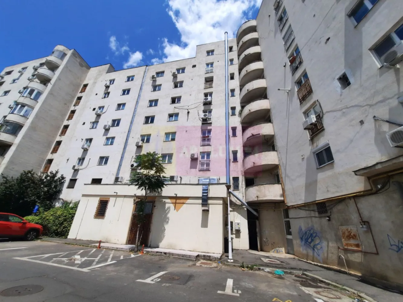 Spatiu comercial pe Calea Calarasilor - Va oferim spre inchiriere un spatiu comercial in zona Calea Calarasi, la parter de bloc, in suprafata de 121mp, cu expunere stradala avand vitrina de 10ml, cu toate utilitatile si contorizare separata inclusiv Centrala Termica Proprie. Spatiul dispune de climatizare-aeroconvectoare , alarma, sistem audio, video, curent trifazic 380v/30kw, cu intrare si acces pentru marfa suplimentar prin spate. Datorita pozitionarii spatiul are un trafic intens de persoane. Este potrivit pentru HoReCa deoarece are tubulatura pentru evacuare aburi/fum pe bloc, pe partea din spate a blocului.