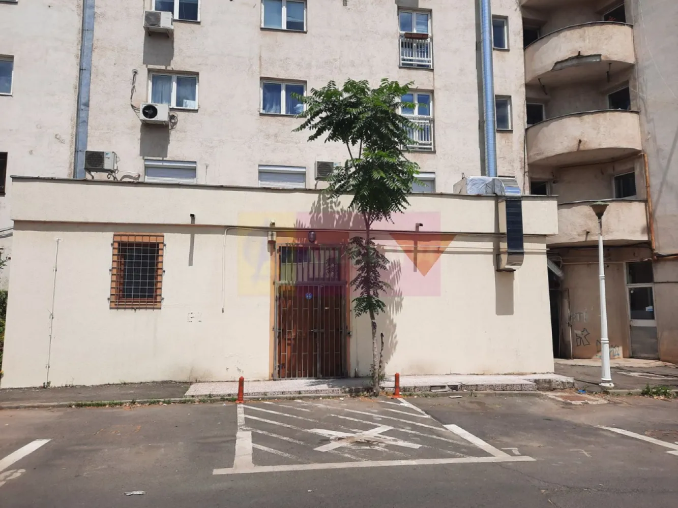 Spatiu comercial pe Calea Calarasilor - Va oferim spre inchiriere un spatiu comercial in zona Calea Calarasi, la parter de bloc, in suprafata de 121mp, cu expunere stradala avand vitrina de 10ml, cu toate utilitatile si contorizare separata inclusiv Centrala Termica Proprie. Spatiul dispune de climatizare-aeroconvectoare , alarma, sistem audio, video, curent trifazic 380v/30kw, cu intrare si acces pentru marfa suplimentar prin spate. Datorita pozitionarii spatiul are un trafic intens de persoane. Este potrivit pentru HoReCa deoarece are tubulatura pentru evacuare aburi/fum pe bloc, pe partea din spate a blocului.