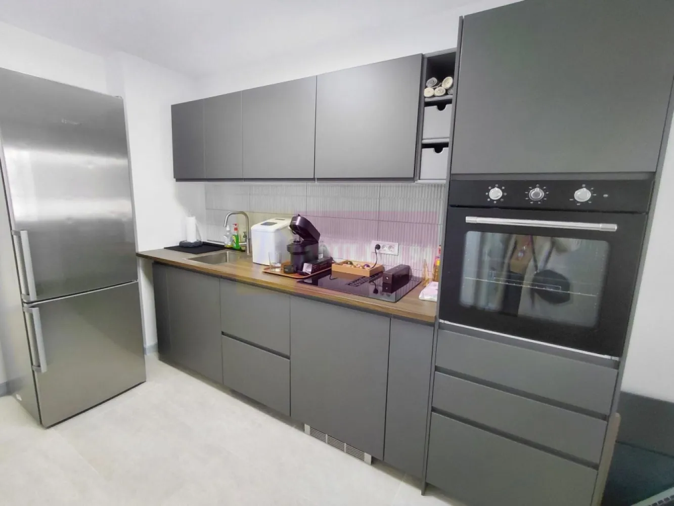 Matei Basarab, 3 camere, renovat - Va oferim spre vanzare un apartament de 3 camere pe bd Matei Basarab, stradal, renovat, la etajul 1/4, cu 2 balcoane, cu vederea mixata si pe fata si pe spate. Blocul este anvelopat termoenergetic. Se vinde cu bucatarie mobilata si utilata complet.