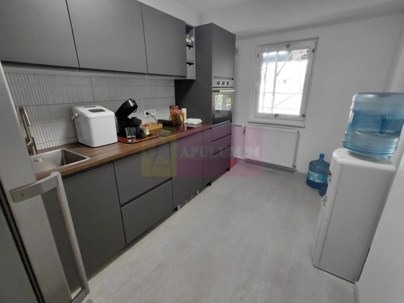 Matei Basarab, 3 camere, renovat - Va oferim spre vanzare un apartament de 3 camere pe bd Matei Basarab, stradal, renovat, la etajul 1/4, cu 2 balcoane, cu vederea mixata si pe fata si pe spate. Blocul este anvelopat termoenergetic. Se vinde cu bucatarie mobilata si utilata complet.