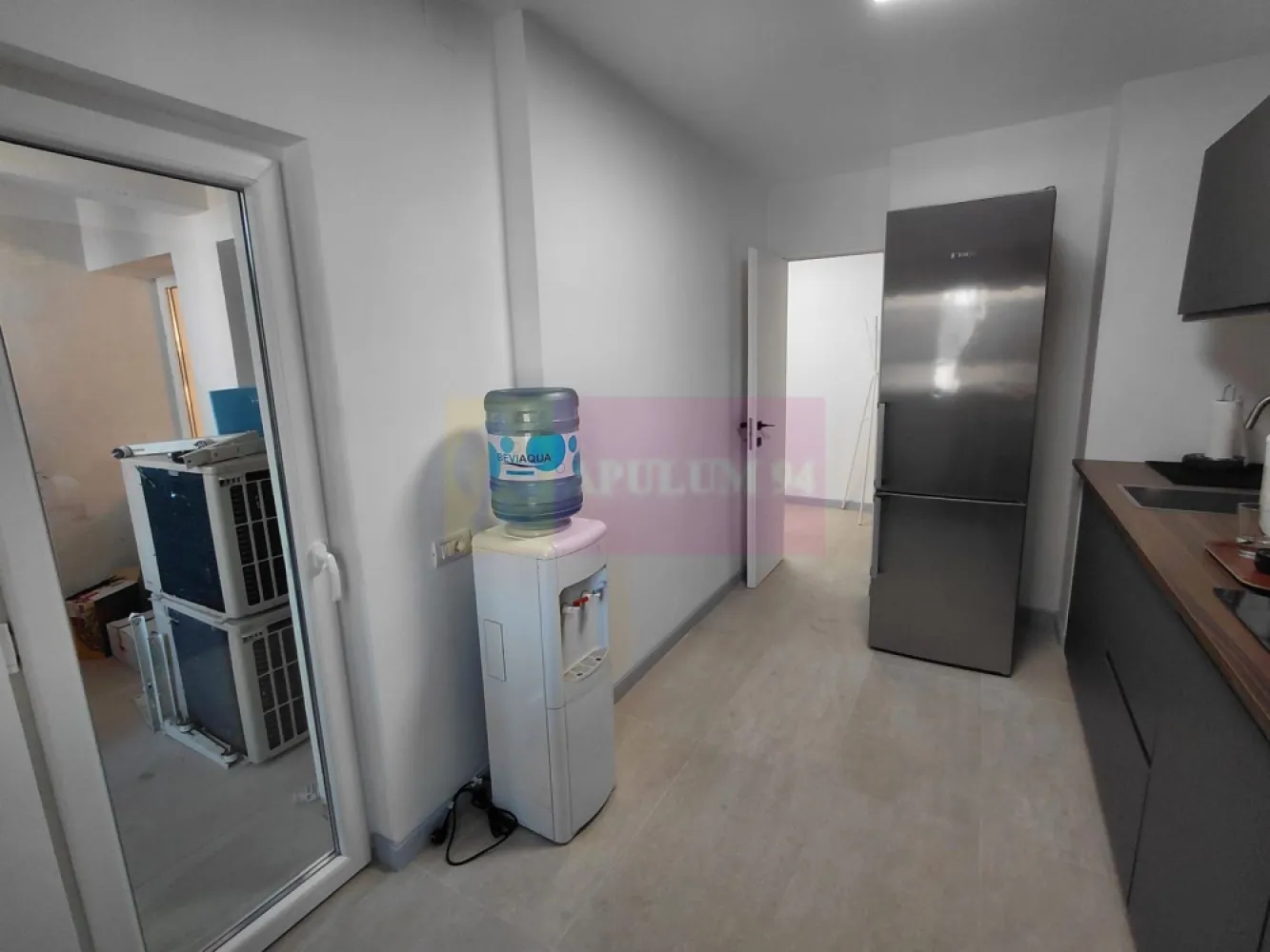 Matei Basarab, 3 camere, renovat - Va oferim spre vanzare un apartament de 3 camere pe bd Matei Basarab, stradal, renovat, la etajul 1/4, cu 2 balcoane, cu vederea mixata si pe fata si pe spate. Blocul este anvelopat termoenergetic. Se vinde cu bucatarie mobilata si utilata complet.