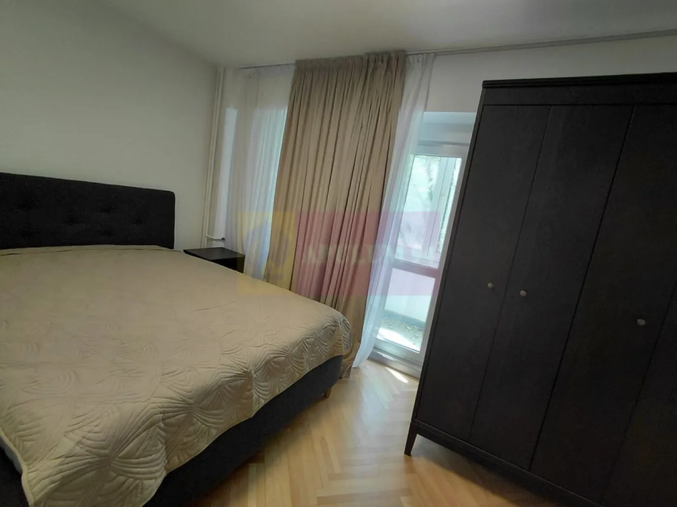Matei Basarab, 3 camere, renovat - Va oferim spre vanzare un apartament de 3 camere pe bd Matei Basarab, stradal, renovat, la etajul 1/4, cu 2 balcoane, cu vederea mixata si pe fata si pe spate. Blocul este anvelopat termoenergetic. Se vinde cu bucatarie mobilata si utilata complet.