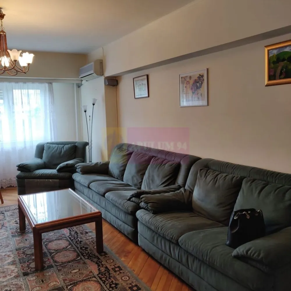 Bd Unirii, La Fantani, stradal - Va oferim spre vanzare un apartament de 4 camere pe bd Unirii, stradal, etaj 5/8, situat pe bulevardul Unirii la fantani, cu vederea mixta si pe fata si pe spate. 
Pentru detalii si vizionari contactati Dona Camelia 0733863461