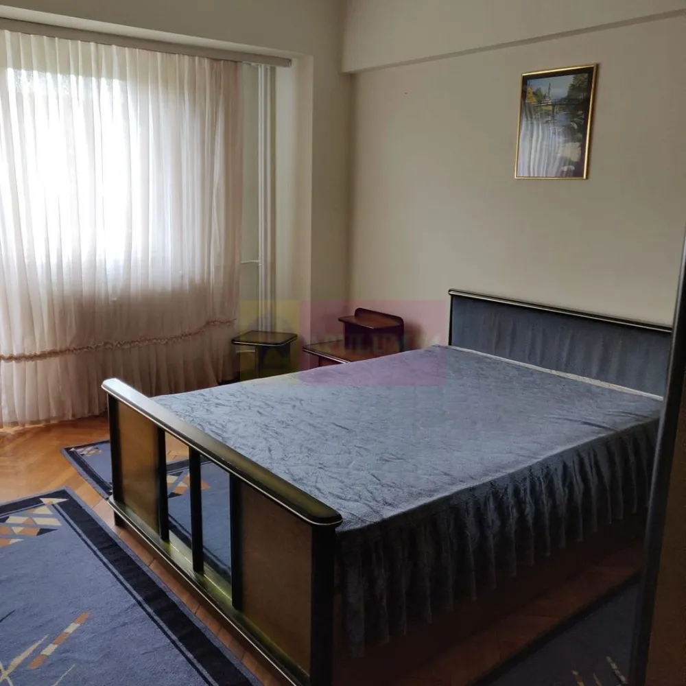 Bd Unirii, La Fantani, stradal - Va oferim spre vanzare un apartament de 4 camere pe bd Unirii, stradal, etaj 5/8, situat pe bulevardul Unirii la fantani, cu vederea mixta si pe fata si pe spate. 
Pentru detalii si vizionari contactati Dona Camelia 0733863461