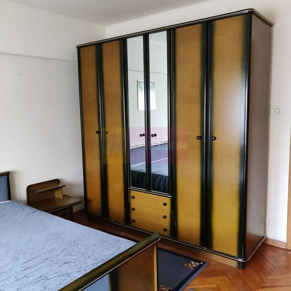 Bd Unirii, La Fantani, stradal - Va oferim spre vanzare un apartament de 4 camere pe bd Unirii, stradal, etaj 5/8, situat pe bulevardul Unirii la fantani, cu vederea mixta si pe fata si pe spate. 
Pentru detalii si vizionari contactati Dona Camelia 0733863461