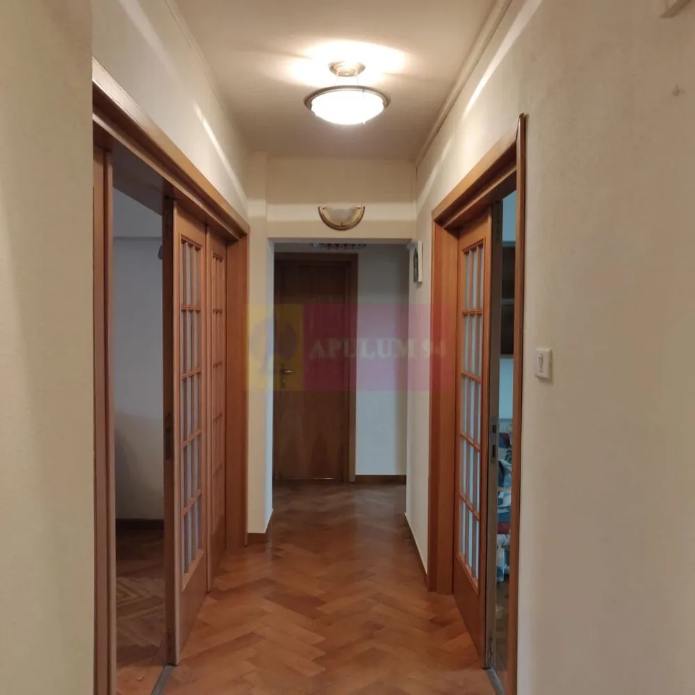 Bd Unirii, La Fantani, stradal - Va oferim spre vanzare un apartament de 4 camere pe bd Unirii, stradal, etaj 5/8, situat pe bulevardul Unirii la fantani, cu vederea mixta si pe fata si pe spate. 
Pentru detalii si vizionari contactati Dona Camelia 0733863461