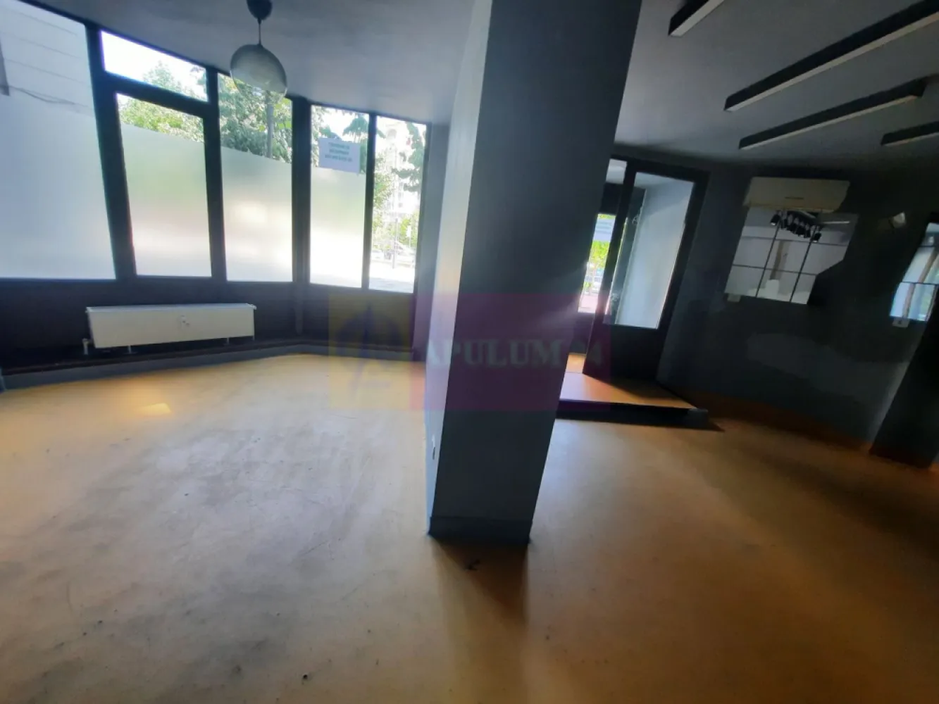 Inchiriere spatiu comercial bd Decebal - Va oferim spre inchiriere un spatiu comercial in zona Decebal, stradal, in suprafata de 95mp, parter+supanta, cu vitrina de 6ml la parter si 6ml la etaj, cu utilitati. Pozitionarea stradala permite orice fel de activitate comerciala si/sau birouri. Metroul se afla la 5min de mers pe jos, iar in apropiere statiile de transport STB. Zona are trafic intens de populatie datorita restaurantelor, cafenelelor, bancilor si supermarketurilor aflate in imediata proximitate a spatiului.
Parcarea este asigurata in parkingul subteran S1 si S2 de sub bulevard. 
Spatiul dispune de utilitati: apa, curent electric mai putin gaze.
Pentru detalii si vizionari contactati agentul imobiliar Dona Camelia 0733683461