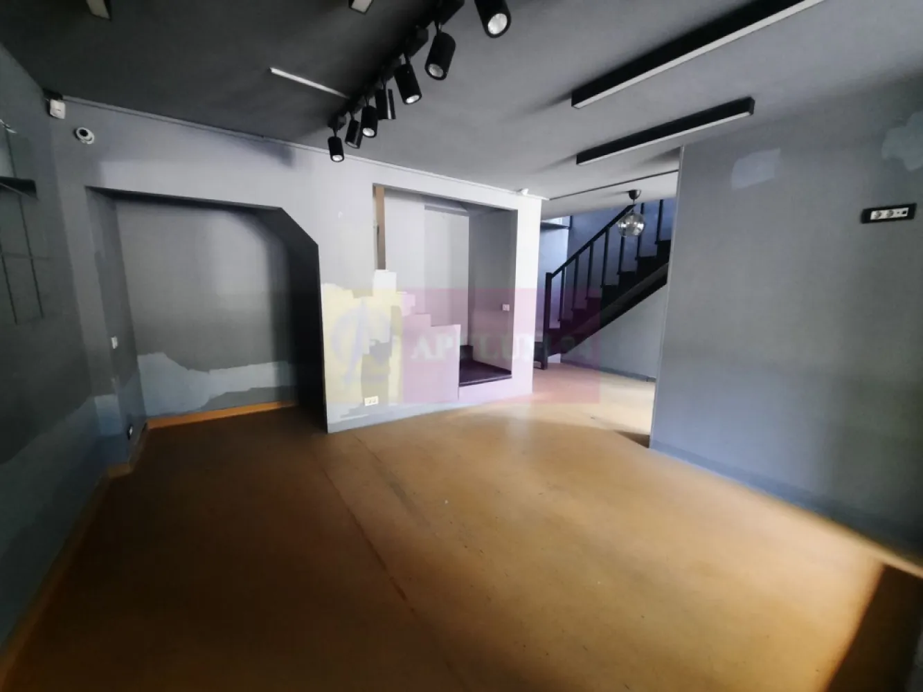 Inchiriere spatiu comercial bd Decebal - Va oferim spre inchiriere un spatiu comercial in zona Decebal, stradal, in suprafata de 95mp, parter+supanta, cu vitrina de 6ml la parter si 6ml la etaj, cu utilitati. Pozitionarea stradala permite orice fel de activitate comerciala si/sau birouri. Metroul se afla la 5min de mers pe jos, iar in apropiere statiile de transport STB. Zona are trafic intens de populatie datorita restaurantelor, cafenelelor, bancilor si supermarketurilor aflate in imediata proximitate a spatiului.
Parcarea este asigurata in parkingul subteran S1 si S2 de sub bulevard. 
Spatiul dispune de utilitati: apa, curent electric mai putin gaze.
Pentru detalii si vizionari contactati agentul imobiliar Dona Camelia 0733683461
