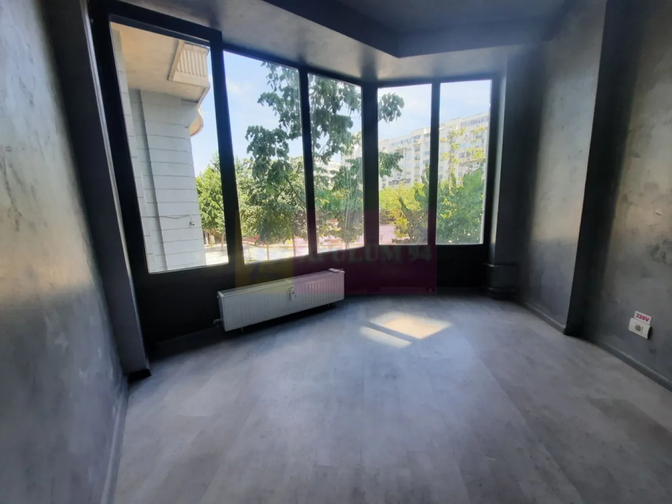 Inchiriere spatiu comercial bd Decebal - Va oferim spre inchiriere un spatiu comercial in zona Decebal, stradal, in suprafata de 95mp, parter+supanta, cu vitrina de 6ml la parter si 6ml la etaj, cu utilitati. Pozitionarea stradala permite orice fel de activitate comerciala si/sau birouri. Metroul se afla la 5min de mers pe jos, iar in apropiere statiile de transport STB. Zona are trafic intens de populatie datorita restaurantelor, cafenelelor, bancilor si supermarketurilor aflate in imediata proximitate a spatiului.
Parcarea este asigurata in parkingul subteran S1 si S2 de sub bulevard. 
Spatiul dispune de utilitati: apa, curent electric mai putin gaze.
Pentru detalii si vizionari contactati agentul imobiliar Dona Camelia 0733683461