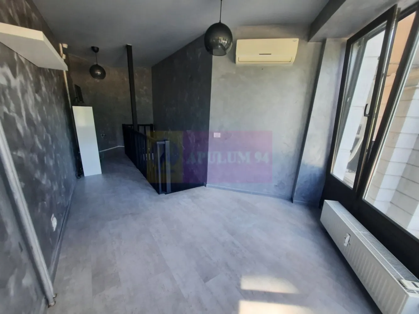 Inchiriere spatiu comercial bd Decebal - Va oferim spre inchiriere un spatiu comercial in zona Decebal, stradal, in suprafata de 95mp, parter+supanta, cu vitrina de 6ml la parter si 6ml la etaj, cu utilitati. Pozitionarea stradala permite orice fel de activitate comerciala si/sau birouri. Metroul se afla la 5min de mers pe jos, iar in apropiere statiile de transport STB. Zona are trafic intens de populatie datorita restaurantelor, cafenelelor, bancilor si supermarketurilor aflate in imediata proximitate a spatiului.
Parcarea este asigurata in parkingul subteran S1 si S2 de sub bulevard. 
Spatiul dispune de utilitati: apa, curent electric mai putin gaze.
Pentru detalii si vizionari contactati agentul imobiliar Dona Camelia 0733683461