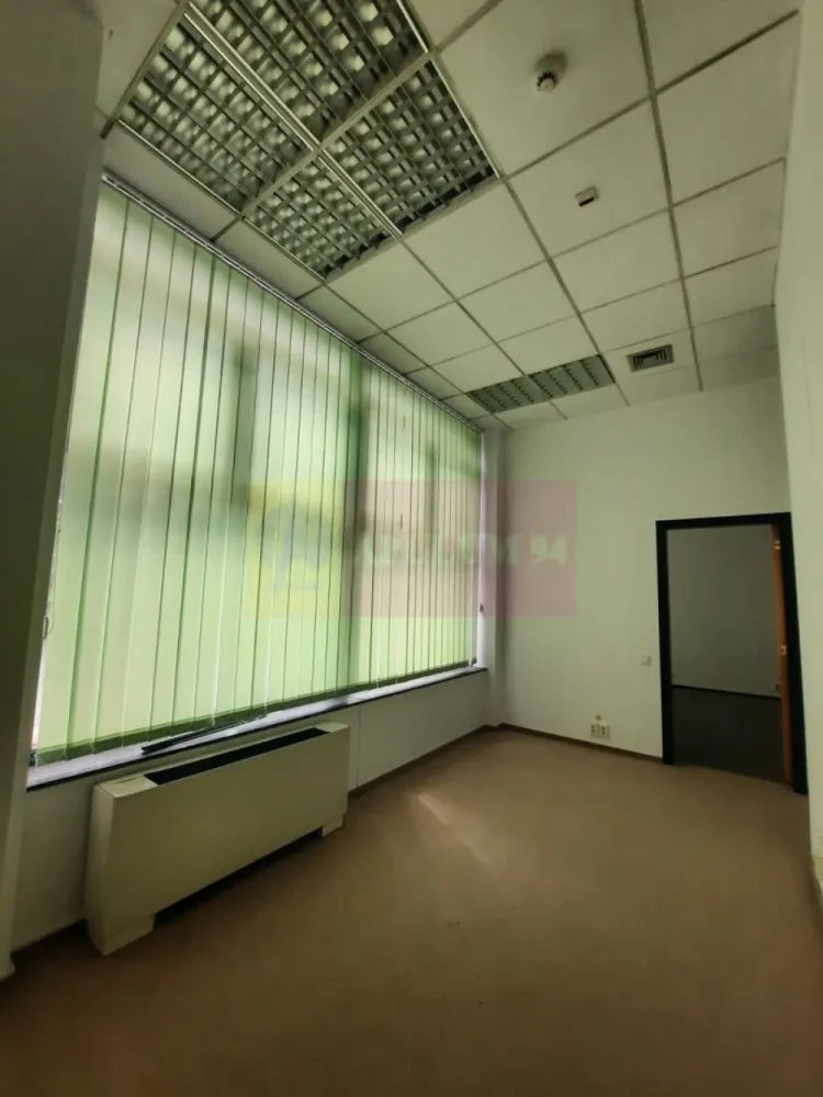 Inchiriere spatiu comercial bd Unirii, vitrina 25ml, stradal - Va oferim spre inchiriere un spatiu comercial pe bd Unirii, stradal, cu trafic intens, situat la parter de bloc, in suprafata utila de 435mp, cu front stradal generos de 25ml, cu grupuri sanitare. Spatiul dispune de intrare prin fata pentru clienti, si spate pentru acces marfa. 
Ideal orice tip de activitate: clinica medicala, showroom etc.
Exclus HoReCa. 
Nu se inchiriaza suprafete mai mici.
Pentru detalii suplimentare si vizionari contactati agentul Dona Camelia 0733683461
