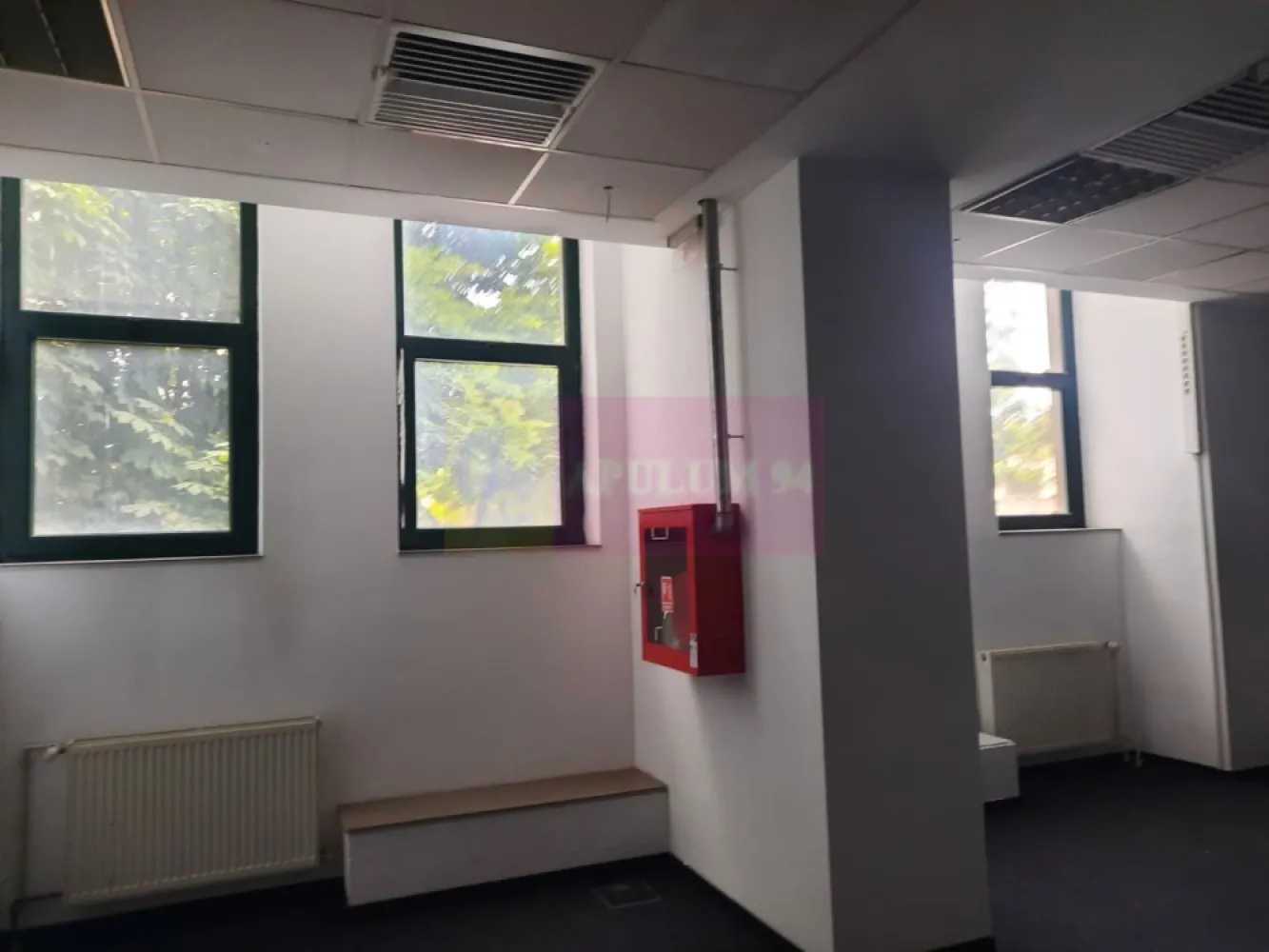Inchiriere spatiu comercial bd Unirii, vitrina 25ml, stradal - Va oferim spre inchiriere un spatiu comercial pe bd Unirii, stradal, cu trafic intens, situat la parter de bloc, in suprafata utila de 435mp, cu front stradal generos de 25ml, cu grupuri sanitare. Spatiul dispune de intrare prin fata pentru clienti, si spate pentru acces marfa. 
Ideal orice tip de activitate: clinica medicala, showroom etc.
Exclus HoReCa. 
Nu se inchiriaza suprafete mai mici.
Pentru detalii suplimentare si vizionari contactati agentul Dona Camelia 0733683461