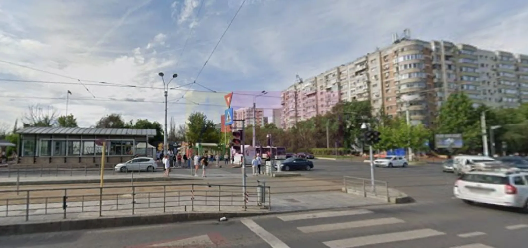 Titan Metrou M1-statia Titan si parc IOR, Bebe Tei - Va oferim spre vanzare un apartament de 2 camere in Titan, langa metrou si parcul IOR, in apropiere de Piata Minis, Lidl, Mega Image, la etajul 5/10, curat si bine intretinut, cu balcon spatios si luminos. Scara dispune de 3 lifturi moderne, blocul este anvelopat termic, scara blocului este curata impecabila cu lumina naturala. 
Apartamentul are contorizare separata: gaze, apa, curent electric. Incalzirea este de la RADET.
Dispune de urmatoarele finisaje in buna stare: gresie, faianta, parchet laminat, termopan, balconul inchis in termopan, usa metalica.
Orientare cardinala VEST.
Pentru detalii suplimentare si vizionari contactati Dona Camelia 0733683461
