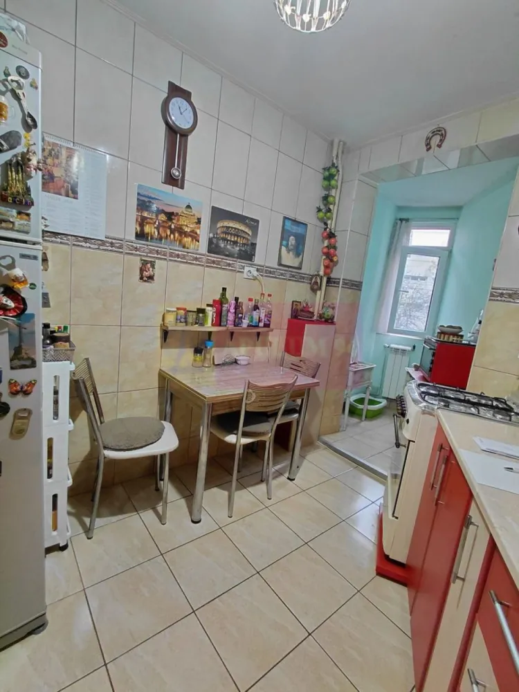 Titan Metrou M1-statia Titan si parc IOR, Bebe Tei - Va oferim spre vanzare un apartament de 2 camere in Titan, langa metrou si parcul IOR, in apropiere de Piata Minis, Lidl, Mega Image, la etajul 5/10, curat si bine intretinut, cu balcon spatios si luminos. Scara dispune de 3 lifturi moderne, blocul este anvelopat termic, scara blocului este curata impecabila cu lumina naturala. 
Apartamentul are contorizare separata: gaze, apa, curent electric. Incalzirea este de la RADET.
Dispune de urmatoarele finisaje in buna stare: gresie, faianta, parchet laminat, termopan, balconul inchis in termopan, usa metalica.
Orientare cardinala VEST.
Pentru detalii suplimentare si vizionari contactati Dona Camelia 0733683461