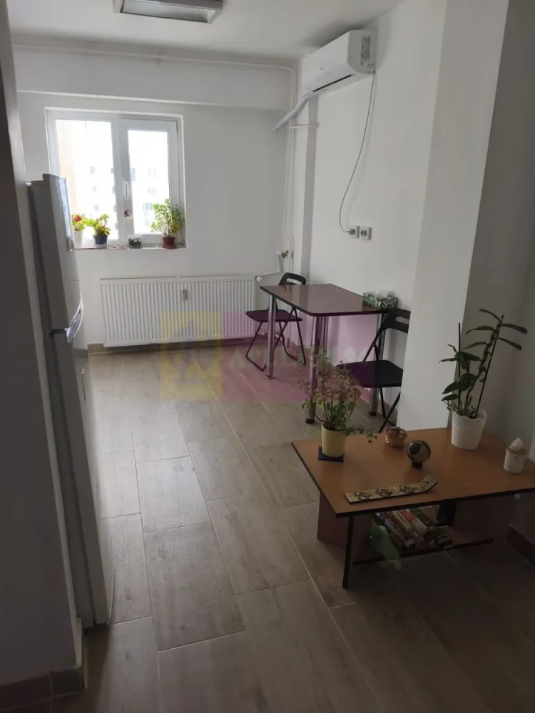 Vanzare apartament in zona Decebal- Calarasilor, metrou magistrala M2 - Va oferim spre vanzare un apartament de 3 camere in zona Calea Calarasilor-Decebal stradal, la etajul 7/9, decomandat, in apropiere de metrou magistrala M2, statia Piata Muncii, si transport suprafata STB. Apartamentul are 2 grupuri sanitare si vederea pe partea din fata si spate a blocului.
Pentru detalii si vizionari contactati agentul la 0733683461.