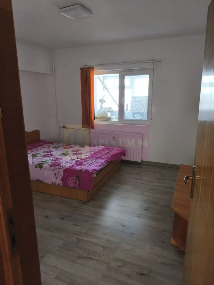 Vanzare apartament in zona Decebal- Calarasilor, metrou magistrala M2 - Va oferim spre vanzare un apartament de 3 camere in zona Calea Calarasilor-Decebal stradal, la etajul 7/9, decomandat, in apropiere de metrou magistrala M2, statia Piata Muncii, si transport suprafata STB. Apartamentul are 2 grupuri sanitare si vederea pe partea din fata si spate a blocului.
Pentru detalii si vizionari contactati agentul la 0733683461.