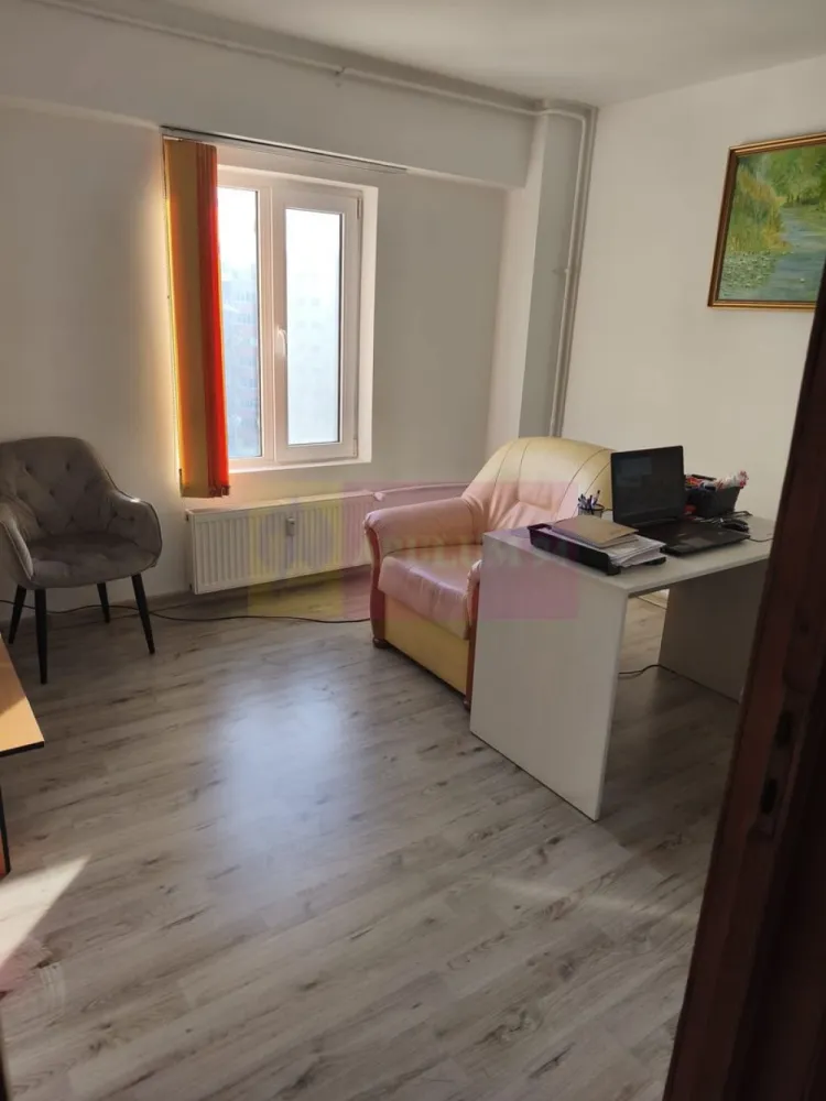 Vanzare apartament in zona Decebal- Calarasilor, metrou magistrala M2 - Va oferim spre vanzare un apartament de 3 camere in zona Calea Calarasilor-Decebal stradal, la etajul 7/9, decomandat, in apropiere de metrou magistrala M2, statia Piata Muncii, si transport suprafata STB. Apartamentul are 2 grupuri sanitare si vederea pe partea din fata si spate a blocului.
Pentru detalii si vizionari contactati agentul la 0733683461.