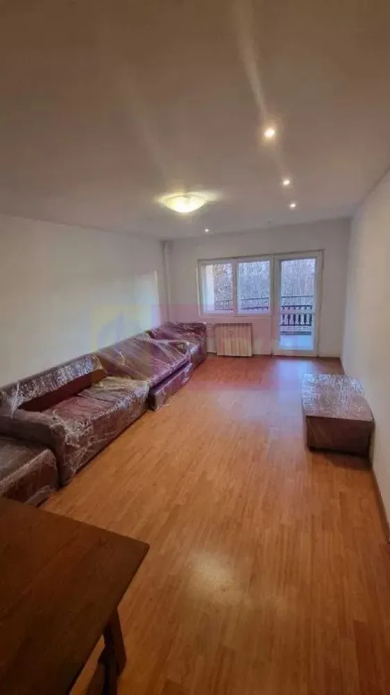 Vanzare apartament bd Unirii, vedere exclusiv la bulevard - Va oferim spre vanzare un apartament 3 camere la etajul 2/8 decomandat, spatios si luminos, stradal, pe Bulevardul Unirii. Suprafata utila a apartamentului este de 75 m.p. la care se adauga 2 balcoane de 10 m.p.
Locatie foarte buna, cu acces rapid la toate facilitatile urbane, foarte aproape de Piata Unirii, Piata Alba Iulia, Mall Vitan etc. Zona de promenada deosebita pe tot Bulevardul Unirii. Apartamentul este alcatuit dintr-un living spatios, bucatarie, 2 dormitoare, 2 bai, 2 debarale, 2 balcoane.
Apartamentul este ideal pentru familii cu copii, birou sau investitie.
Orientare foarte buna S-E, lumina naturala optima pe tot parcursul zilei in fiecare camera.
Apartamentul dispune de boxa la subsol.
Vederea apartamentului este exclusiv la bulevard.
Pentru mai multe detalii si vizionari contactati agentul Dona Camelia 0733683461