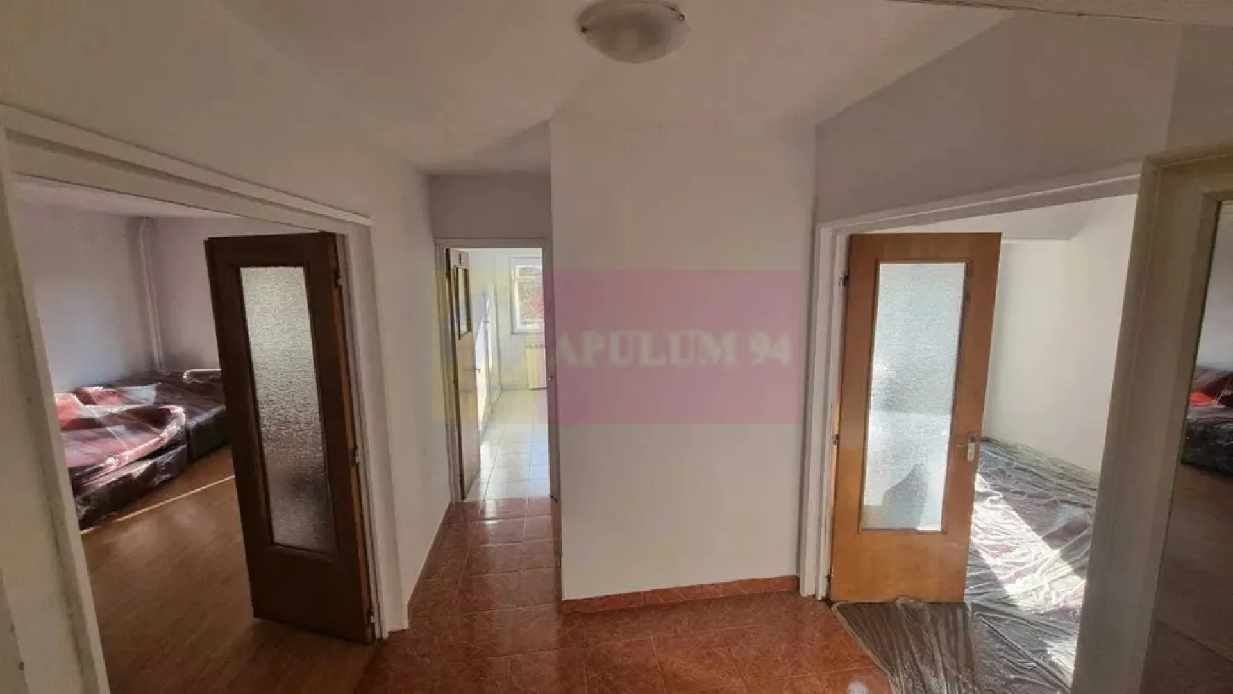 Vanzare apartament bd Unirii, vedere exclusiv la bulevard - Va oferim spre vanzare un apartament 3 camere la etajul 2/8 decomandat, spatios si luminos, stradal, pe Bulevardul Unirii. Suprafata utila a apartamentului este de 75 m.p. la care se adauga 2 balcoane de 10 m.p.
Locatie foarte buna, cu acces rapid la toate facilitatile urbane, foarte aproape de Piata Unirii, Piata Alba Iulia, Mall Vitan etc. Zona de promenada deosebita pe tot Bulevardul Unirii. Apartamentul este alcatuit dintr-un living spatios, bucatarie, 2 dormitoare, 2 bai, 2 debarale, 2 balcoane.
Apartamentul este ideal pentru familii cu copii, birou sau investitie.
Orientare foarte buna S-E, lumina naturala optima pe tot parcursul zilei in fiecare camera.
Apartamentul dispune de boxa la subsol.
Vederea apartamentului este exclusiv la bulevard.
Pentru mai multe detalii si vizionari contactati agentul Dona Camelia 0733683461