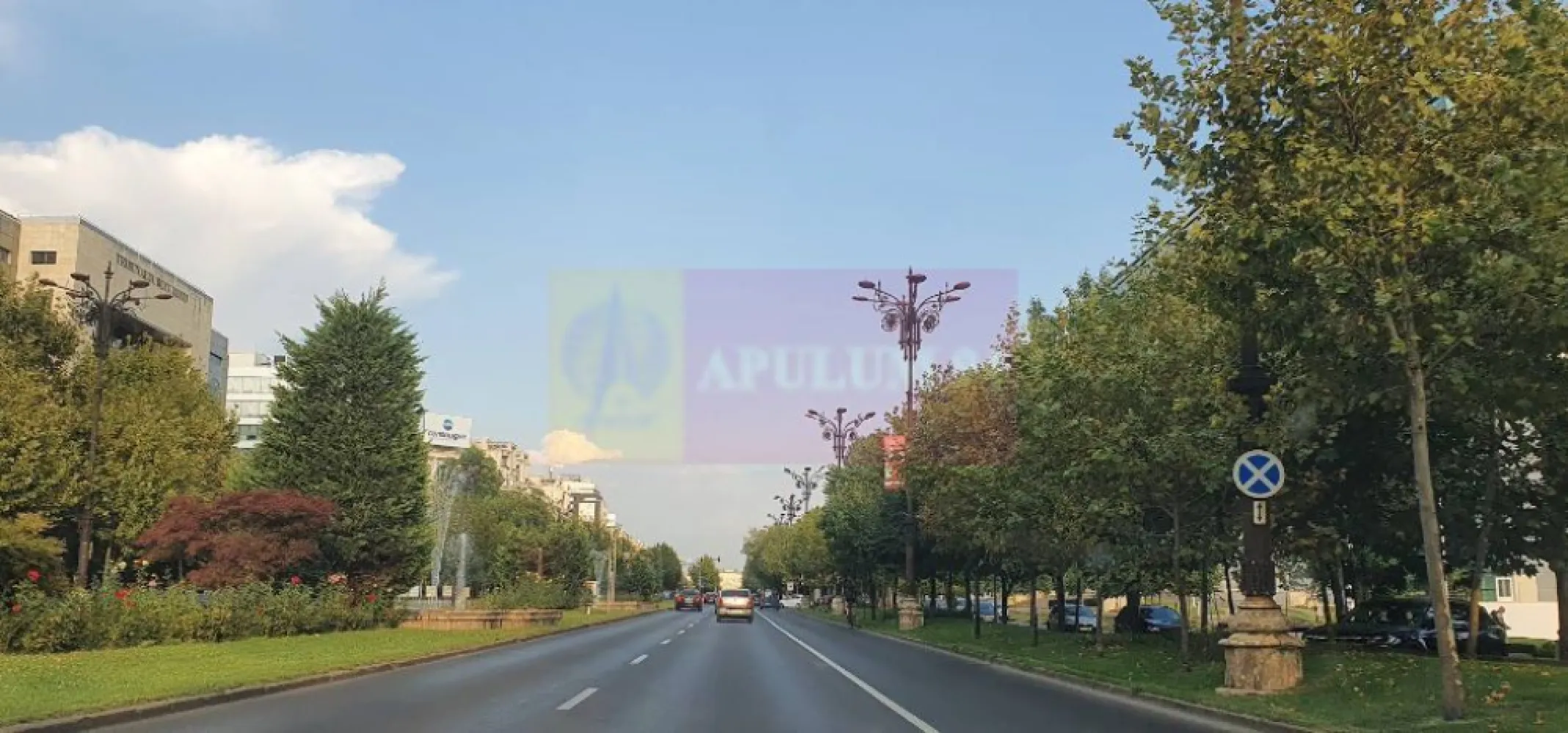 Vanzare apartament bd Unirii, vedere exclusiv la bulevard - Va oferim spre vanzare un apartament 3 camere la etajul 2/8 decomandat, spatios si luminos, stradal, pe Bulevardul Unirii. Suprafata utila a apartamentului este de 75 m.p. la care se adauga 2 balcoane de 10 m.p.
Locatie foarte buna, cu acces rapid la toate facilitatile urbane, foarte aproape de Piata Unirii, Piata Alba Iulia, Mall Vitan etc. Zona de promenada deosebita pe tot Bulevardul Unirii. Apartamentul este alcatuit dintr-un living spatios, bucatarie, 2 dormitoare, 2 bai, 2 debarale, 2 balcoane.
Apartamentul este ideal pentru familii cu copii, birou sau investitie.
Orientare foarte buna S-E, lumina naturala optima pe tot parcursul zilei in fiecare camera.
Apartamentul dispune de boxa la subsol.
Vederea apartamentului este exclusiv la bulevard.
Pentru mai multe detalii si vizionari contactati agentul Dona Camelia 0733683461