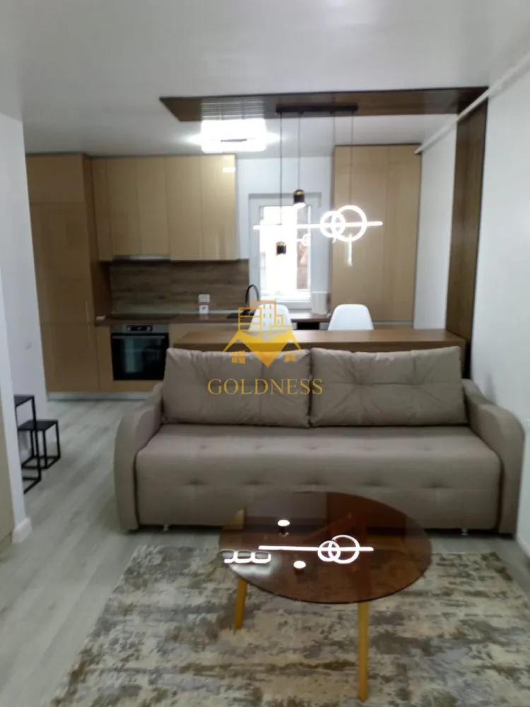 2 camere, Marasti, București, OMV, 21 Dec, Fabricii, Dorobantilor - GOLDNESS Imobiliare vă propune spre închiriere un apartament cu 2 camere complet mobilat și utilat, la Parter într-un imobil de 4 etaje, în Cartierul Marasti.
Dispune de loc de parcare!
Se află în apropierea stațiilor de transport în comun, magazine, restaurante, spații verzi, farmacii, etc. 

Apartamentul este compartimentat astfel:
 - dormitor cu pat matrimonial, dressing, noptiere
 - living cu canapea extensibilă 
 - bucătărie open space complet utilată și mobilată, loc de servit masa 
 - baie cu dus walkin, calorifer port prosop și dulap pentru depozitare.
 - balcon 5mp.

Imobilul este dotat cu toate cele necesare- centrală proprie, frigider, aragaz, hotă, mașină de spălat haine și vase, etc. 

Dacă sunteți interesați de acest apartament și doriți să îl vizionați, dar și pentru alte oferte nu ezitați să ne contactați telefonic sau prin e-mail. Vă stăm la dispoziție!
Pentru intermediere se percepe un comision de 50% din prețul chiriei!