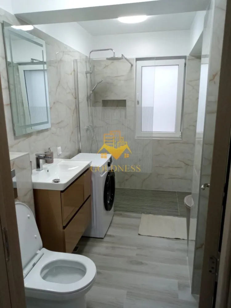2 camere, Marasti, București, OMV, 21 Dec, Fabricii, Dorobantilor - GOLDNESS Imobiliare vă propune spre închiriere un apartament cu 2 camere complet mobilat și utilat, la Parter într-un imobil de 4 etaje, în Cartierul Marasti.
Dispune de loc de parcare!
Se află în apropierea stațiilor de transport în comun, magazine, restaurante, spații verzi, farmacii, etc. 

Apartamentul este compartimentat astfel:
 - dormitor cu pat matrimonial, dressing, noptiere
 - living cu canapea extensibilă 
 - bucătărie open space complet utilată și mobilată, loc de servit masa 
 - baie cu dus walkin, calorifer port prosop și dulap pentru depozitare.
 - balcon 5mp.

Imobilul este dotat cu toate cele necesare- centrală proprie, frigider, aragaz, hotă, mașină de spălat haine și vase, etc. 

Dacă sunteți interesați de acest apartament și doriți să îl vizionați, dar și pentru alte oferte nu ezitați să ne contactați telefonic sau prin e-mail. Vă stăm la dispoziție!
Pentru intermediere se percepe un comision de 50% din prețul chiriei!