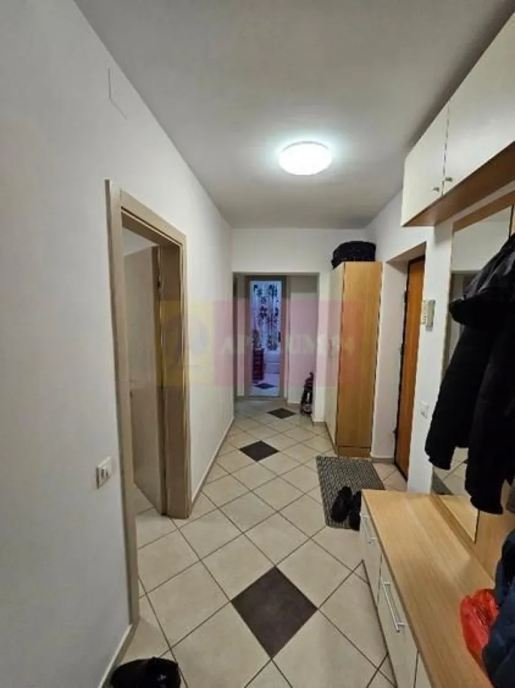 Vanzare apartament de 2 camere Calea Calarasilor- Matei Basarab - Va oferim spre vanzare un apartament 2 camere, in zona MateiBasarab-Calea Calarasilor-Orzari, decomandat, etajul 5/8, vedere stradala, bloc anvelopat, cu Centrala Termica. Apartaemnetul are osuprafata de 60mp, si blocul este din anul1995.
 Pentru mai multe detalii suplimentare si vizionari contactati agentul Dona Camelia la 0733683461