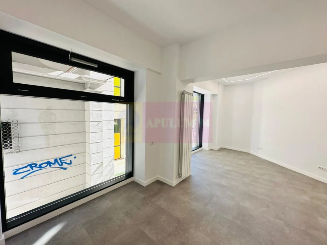 Vanzare spatiu comercial in zona Decebal - Va oferim la vanzare un spatiu comercial in zona Decebal la parter de bloc, cu o suprafata de 110mp cu vitrina de 10ml. Spatiul dispune de supanta (etaj pe structura usoara), are intrare stradala si acces pentru distributie marfa in spatele blocului. In apropiere se afla transport STB si metrou magistrala M1 si M2, statia Piata Muncii.
