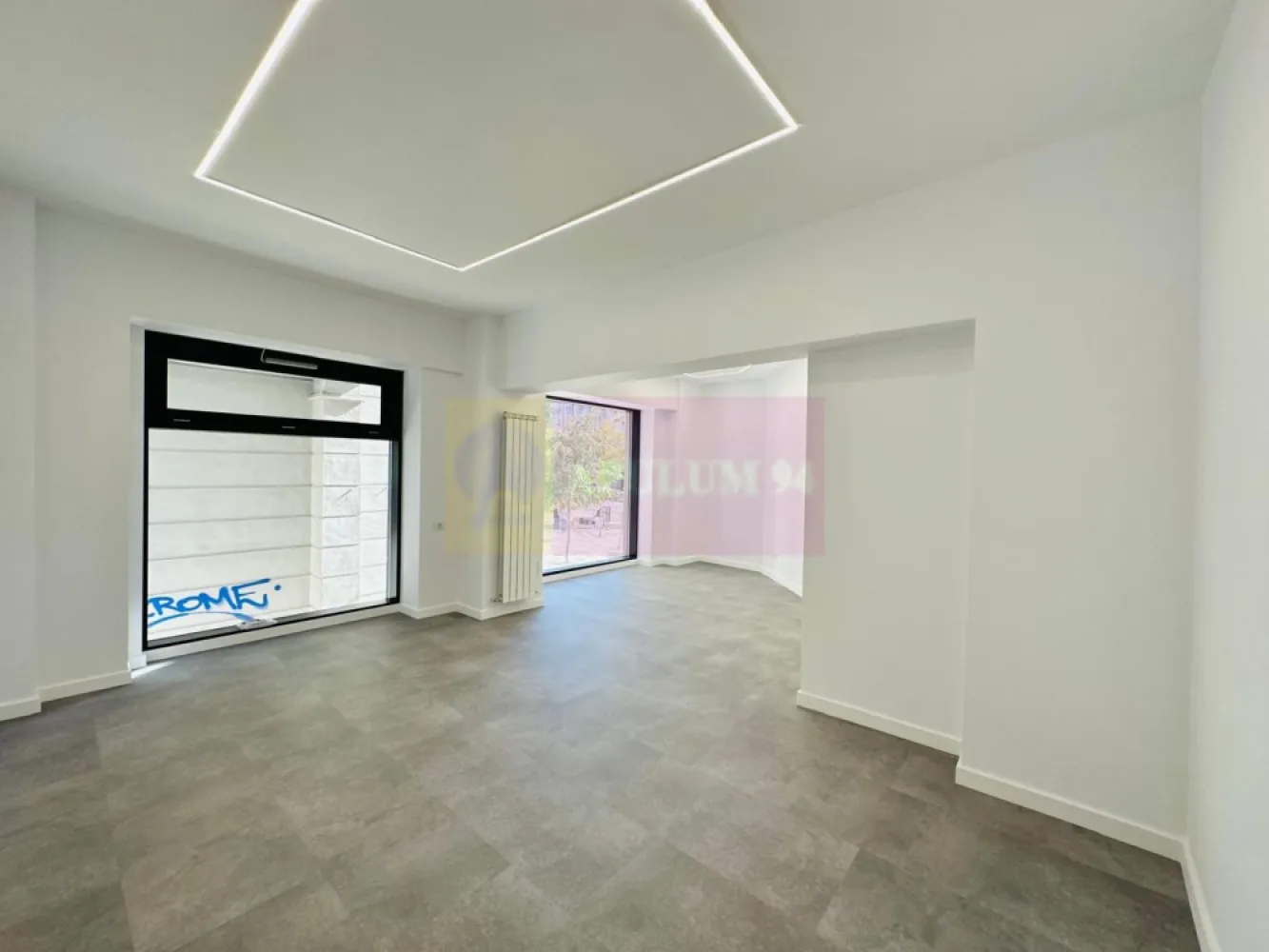 Vanzare spatiu comercial in zona Decebal - Va oferim la vanzare un spatiu comercial in zona Decebal la parter de bloc, cu o suprafata de 110mp cu vitrina de 10ml. Spatiul dispune de supanta (etaj pe structura usoara), are intrare stradala si acces pentru distributie marfa in spatele blocului. In apropiere se afla transport STB si metrou magistrala M1 si M2, statia Piata Muncii.