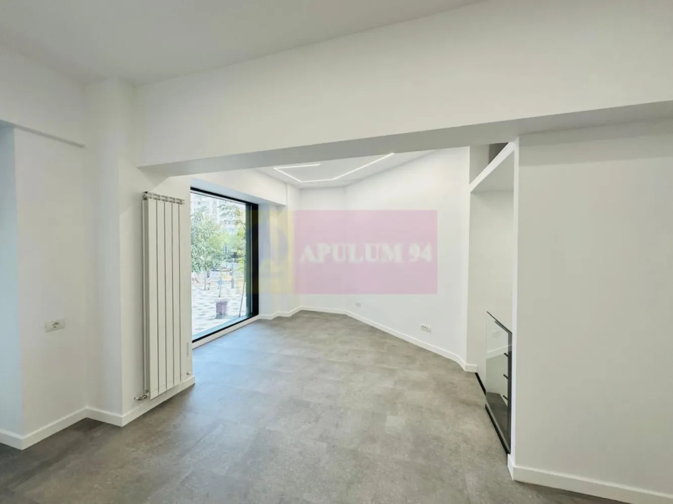 Vanzare spatiu comercial in zona Decebal - Va oferim la vanzare un spatiu comercial in zona Decebal la parter de bloc, cu o suprafata de 110mp cu vitrina de 10ml. Spatiul dispune de supanta (etaj pe structura usoara), are intrare stradala si acces pentru distributie marfa in spatele blocului. In apropiere se afla transport STB si metrou magistrala M1 si M2, statia Piata Muncii.