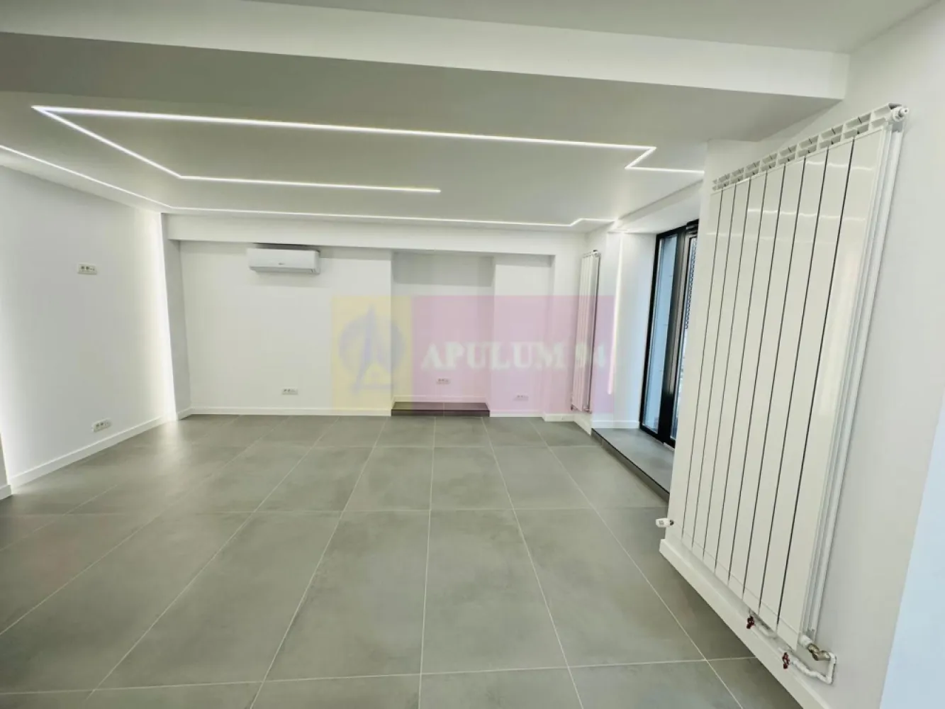 Vanzare spatiu comercial in zona Decebal - Va oferim la vanzare un spatiu comercial in zona Decebal la parter de bloc, cu o suprafata de 110mp cu vitrina de 10ml. Spatiul dispune de supanta (etaj pe structura usoara), are intrare stradala si acces pentru distributie marfa in spatele blocului. In apropiere se afla transport STB si metrou magistrala M1 si M2, statia Piata Muncii.